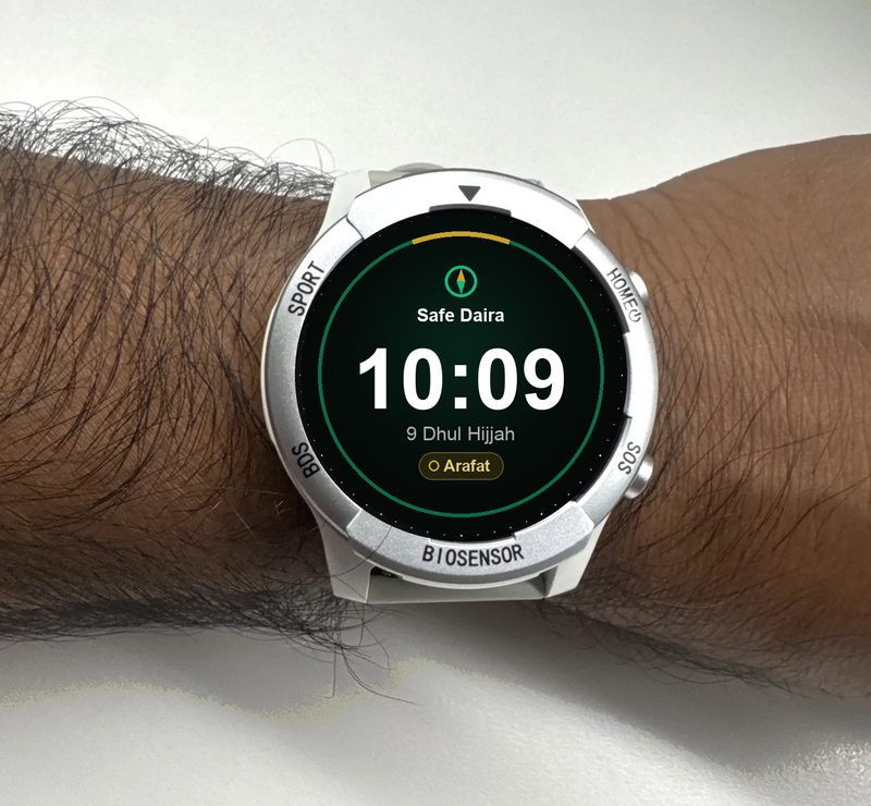 The Safe Daira watch worn on a wrist, showing the dial with the time, the Hajj date and the wearer’s location.